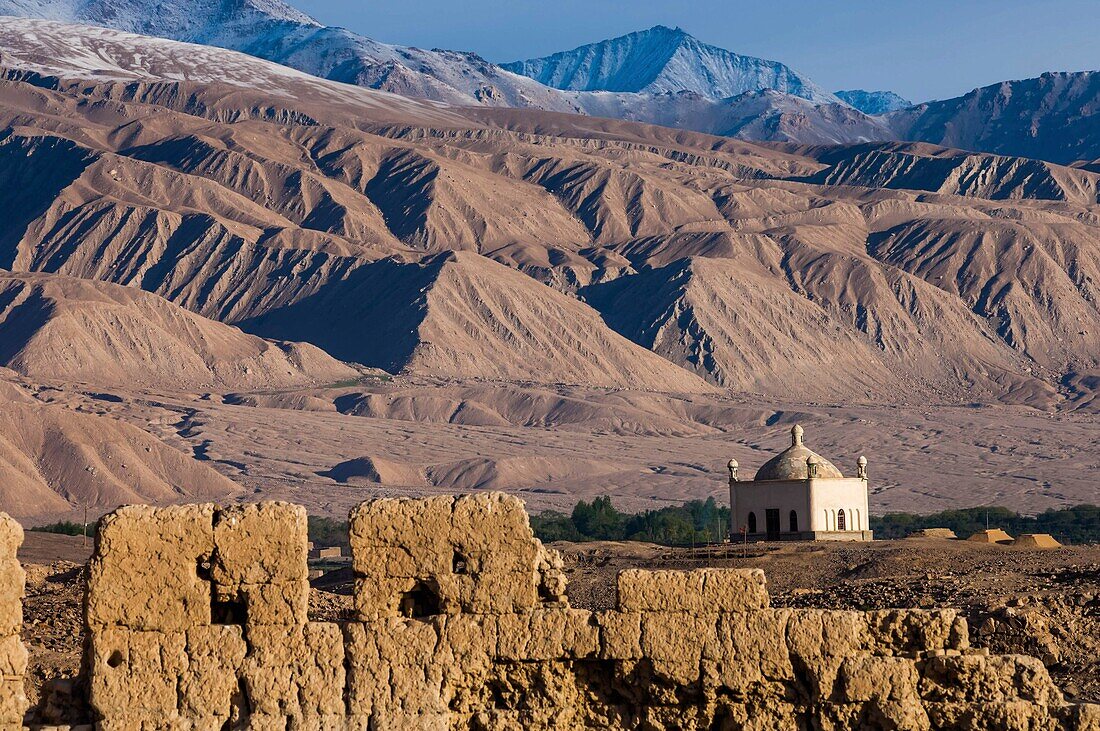 China, Xinjiang, Pamir highlands, pastures and semi nomadic tadjik communities of Taxkorgan, adobe fortress of Shitou, about 2000 years old