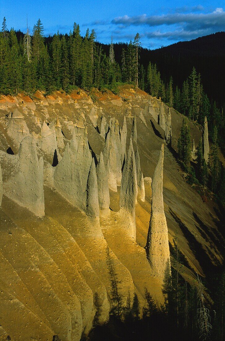 Vereinigte Staaten,Oregon,Crater Lake National Park,Erosion an den Wänden der Caldera