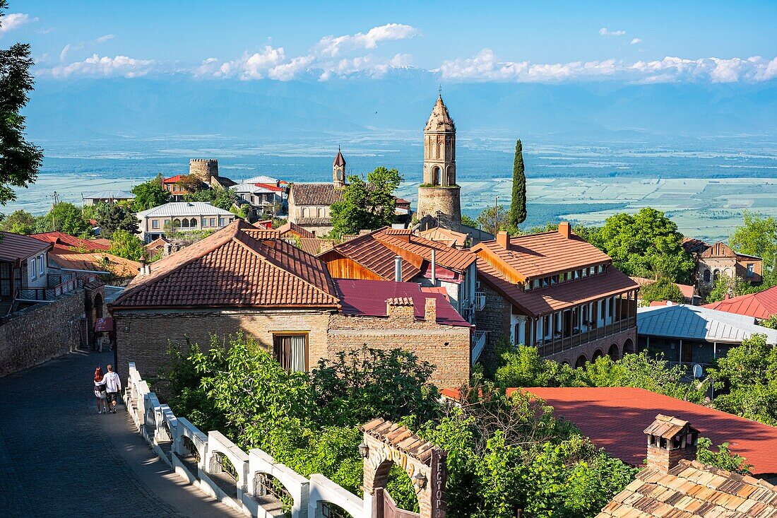 Georgien,Region Kachetien,befestigtes Dorf Sighnaghi,schneebedecktes Kaukasusgebirge im Hintergrund