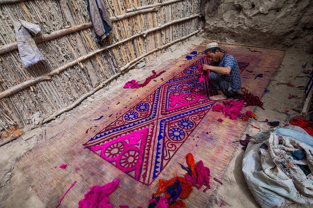 China, Xinjiang autonomous region, Hotan, traditional workshop for silk production, threading, dyeing and weaving, felt