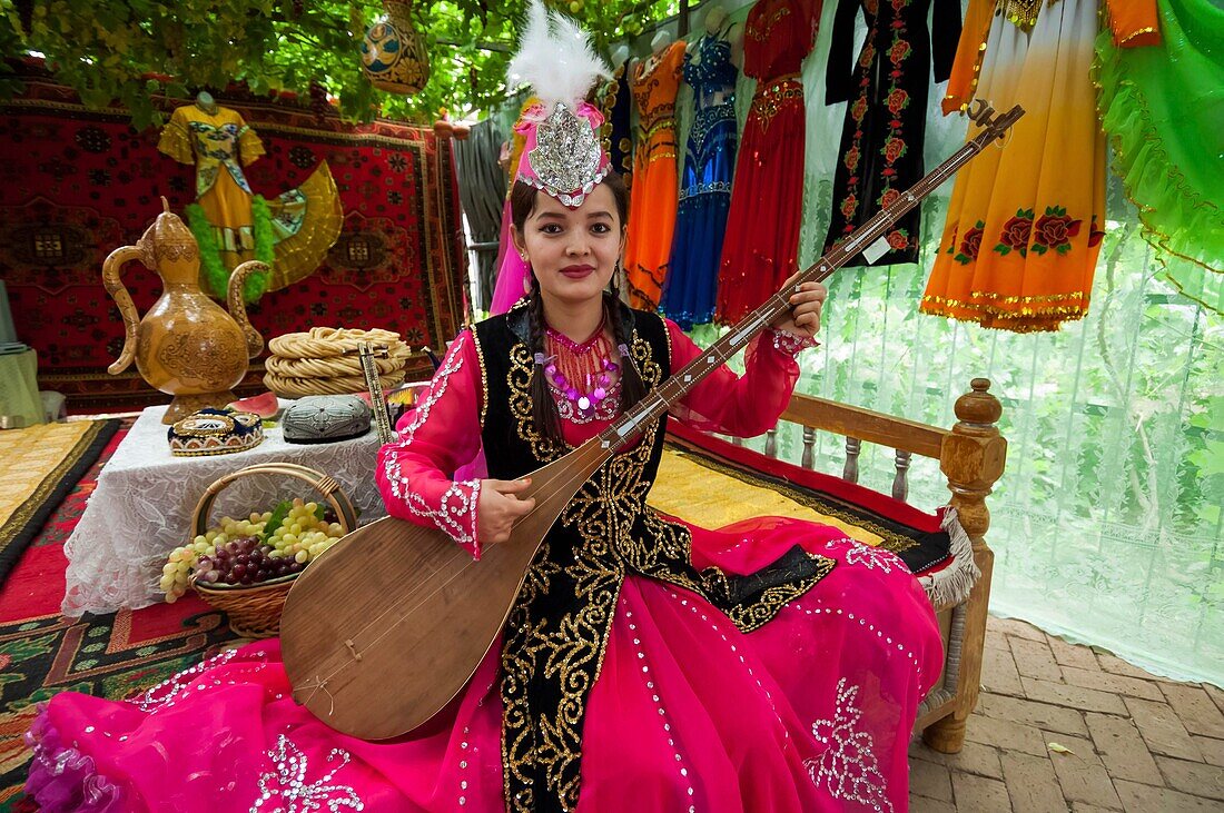 China,Autonome Region Xinjiang,Turfan oder Turpan,Traubental,Kaluts-Museum oder unterirdische Bewässerungskanäle,Frau in Tracht,die Dôtar spielt,oder traditionelle Luth