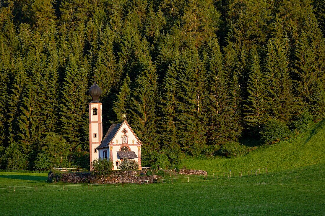 Italien,Trentino-Südtirol,Südtirol,Val di Funes,Ranui-Kirche mit Dolomitengruppe der Geislergruppe im Hintergrund