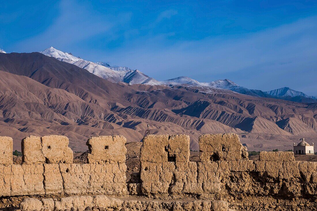 China, Xinjiang, Pamir highlands, pastures and semi nomadic tadjik communities of Taxkorgan, adobe fortress of Shitou, about 2000 years old