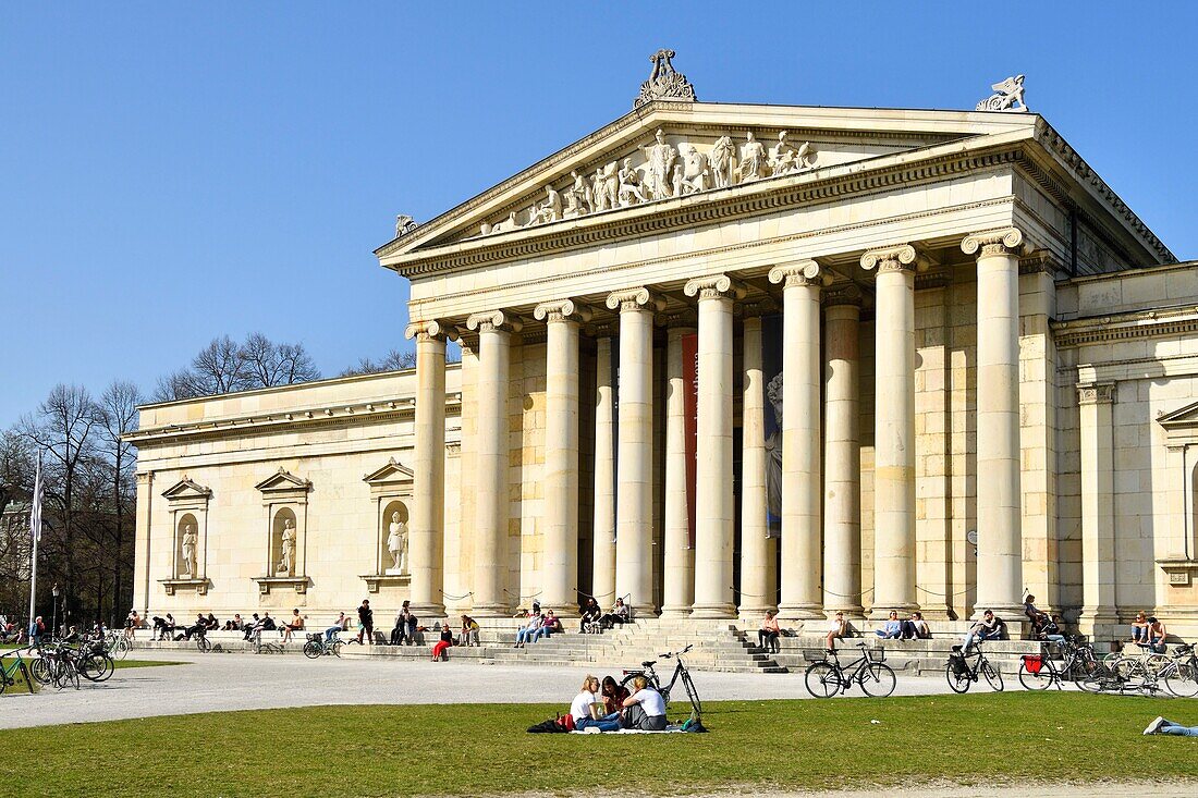 Deutschland,Bayern,München,Königsplatz,Glyptothek,1830 von König Ludwig I. von Bayern gegründetes Museum zur Aufnahme seiner Sammlungen griechischer und römischer Skulpturen,an die neoklassizistische Fassade gelehnte Studentenarbeit