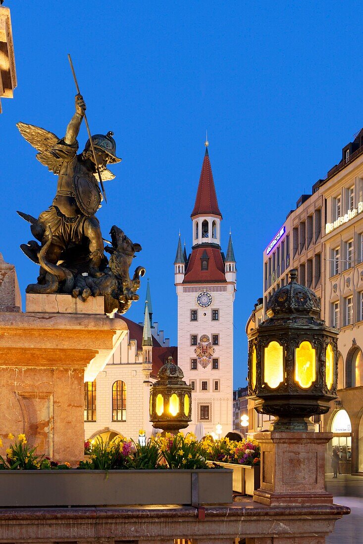 Deutschland,Bayern,München,Marienplatz,Brunnen mit Mariensäule und Altes Rathaus