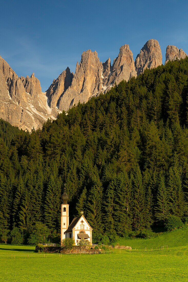 Italy, Trentino-Alto Adige, South Tyrol, Val di Funes, Massif of the Dolomites classified as World Heritage by UNESCO, Ranui church with group of Dolomites of Puez Odle (Puez Geisler) in the background