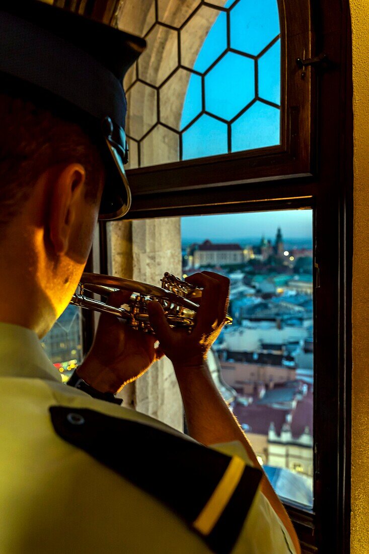 Poland, Voïvodie Lesser Poland, Krakow, Stare Miasto district, World Heritage Site, Old Town, fireman sounding the time change at the trumpet at the top of the belfry