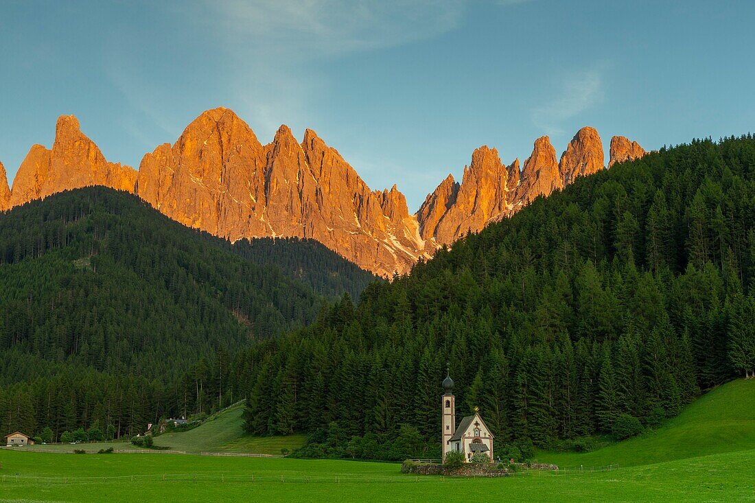 Italien,Trentino-Südtirol,Val di Funes,Dolomitenmassiv,das von der UNESCO zum Welterbe erklärt wurde,Kirche von Ranui mit der Dolomitengruppe der Geislergruppe im Hintergrund