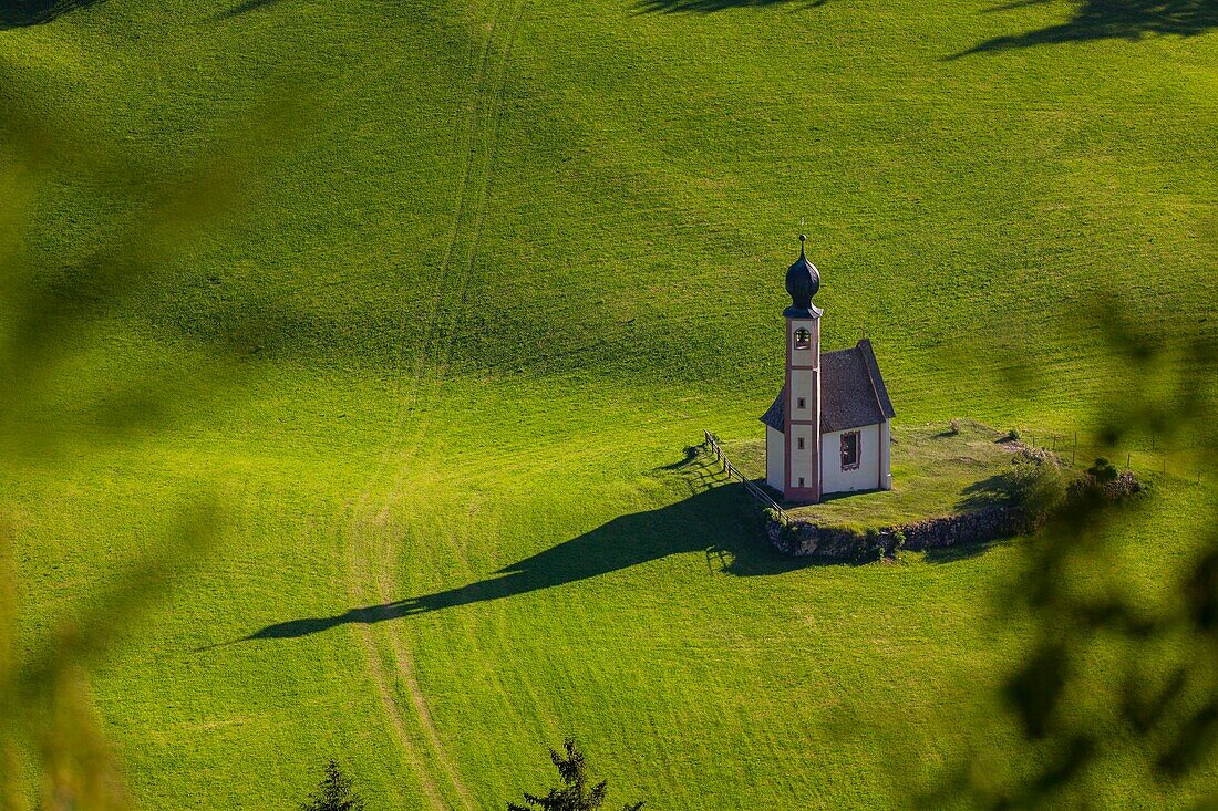 Italy, Trentino-Alto Adige, South Tyrol, Val di Funes, Ranui church, group of Dolomites of Puez Odle (Puez Geisler)