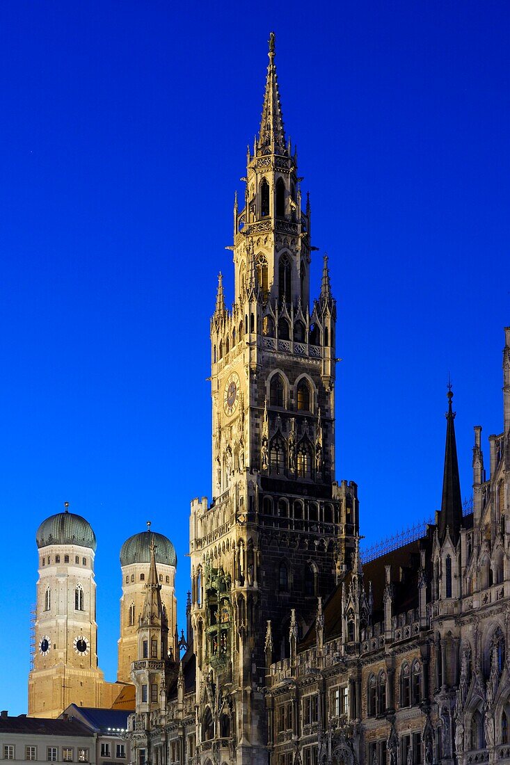 Deutschland,Bayern,München,Marienplatz,das 1908 eingeweihte neue Rathaus und die Frauenkirche im Hintergrund