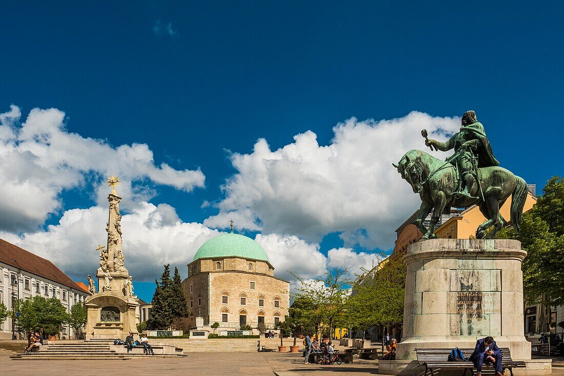 Ungarn,Südtransdanubien,Komitat Baranya,Pecs,Szechenyi-Platz (Szechenyi ter),das Reiterstandbild von János Hunyadi des Bildhauers Pat Pátza,das Denkmal der Heiligen Dreifaltigkeit und die alte Pacha-Gazi-Kassim-Moschee