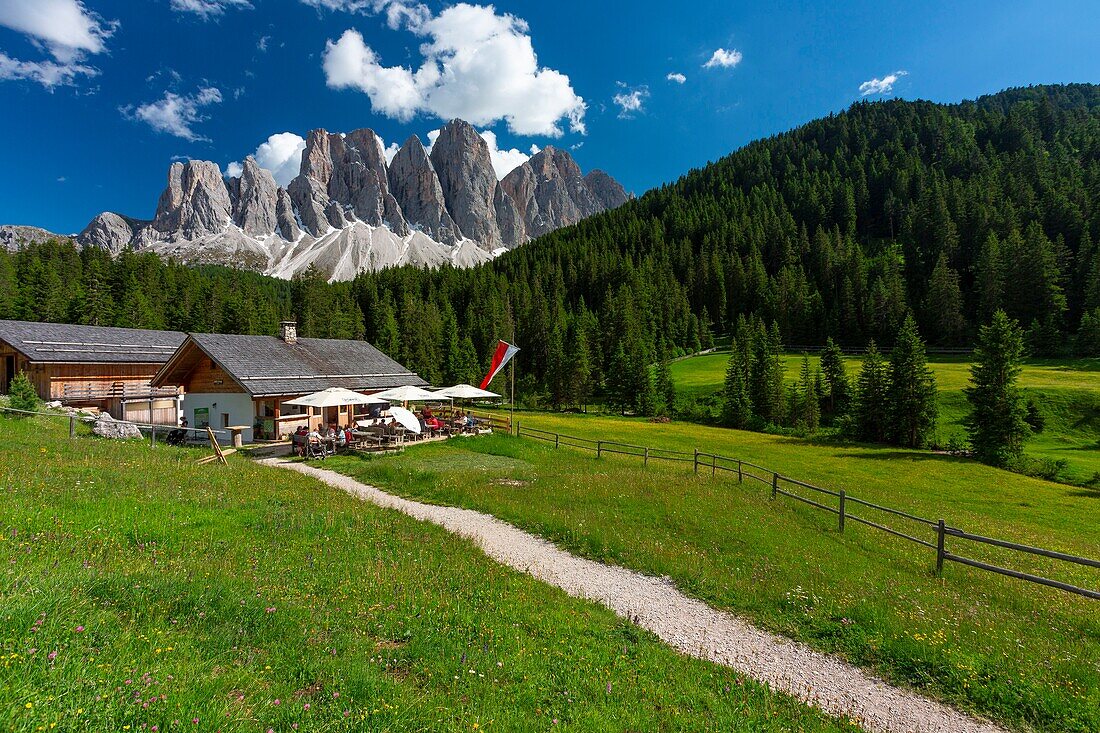 Italien,Trentino-Südtirol,Südtirol,Val di Funes,Dolomitenmassiv,das von der UNESCO zum Weltnaturerbe erklärt wurde,Dolomitengruppe von Puez Geisler (Puez Odle)