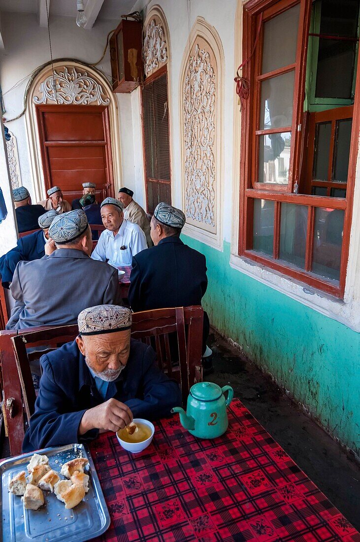 China,Autonome Region Xinjiang,Kashgar,typisches Frühstück mit Brot und Tee in einem Restaurant Teehaus auf einem Balkon sitzen