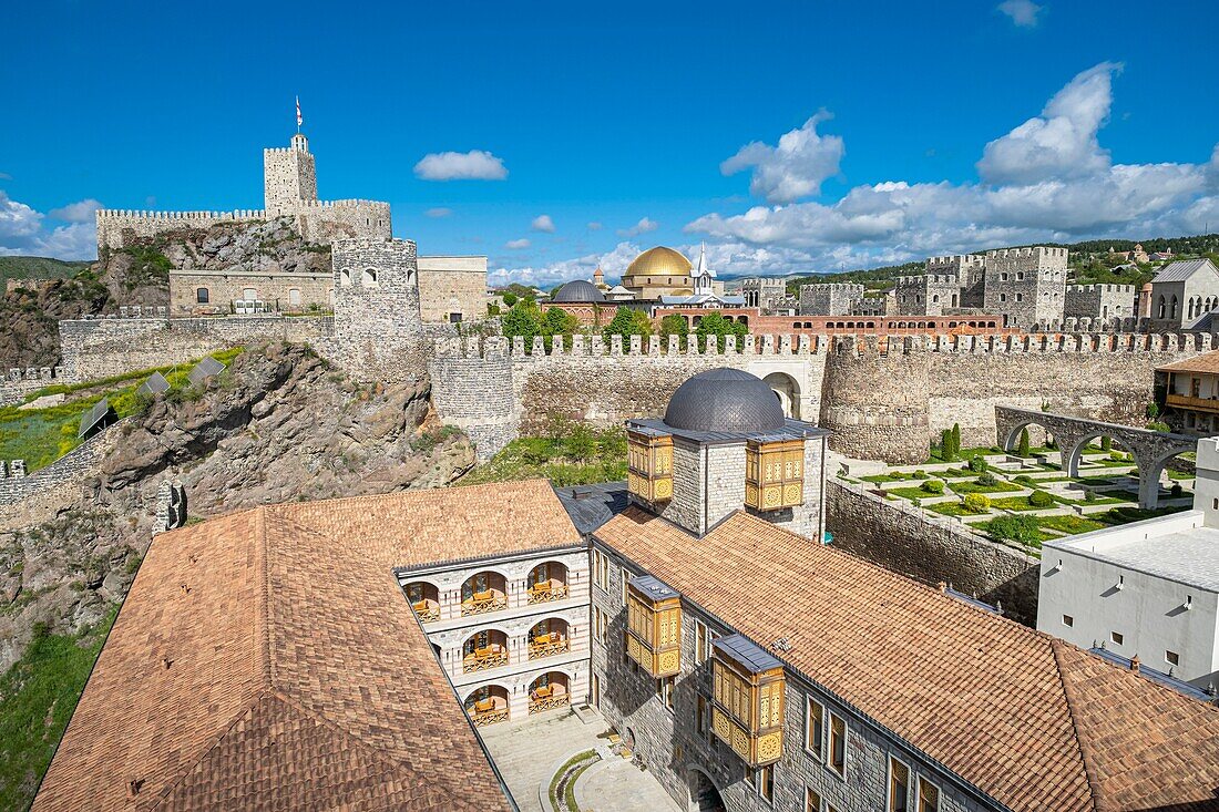 Georgien,Samtskhe-Javakheti Region,Akhaltsikhe,Rabati Burg aus dem 9. Jahrhundert,Gino Wellness Rabath Hotel im Vordergrund