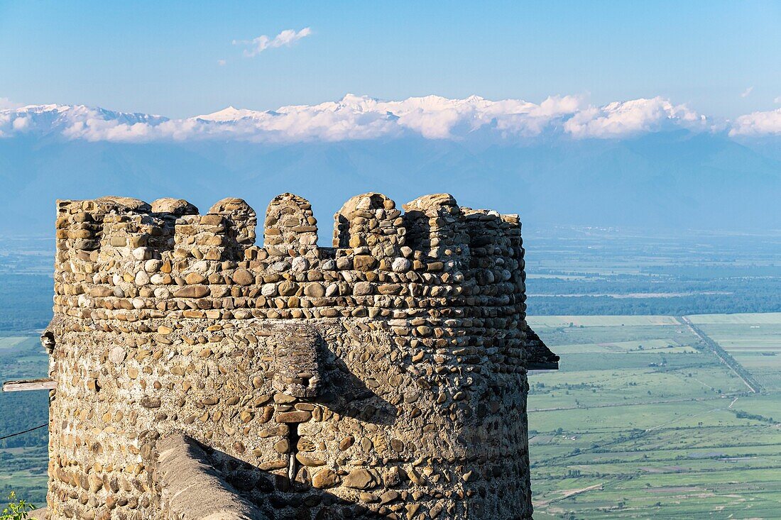 Georgien,Region Kachetien,Festungsdorf Sighnaghi,Stadtmauer,schneebedecktes Kaukasusgebirge im Hintergrund