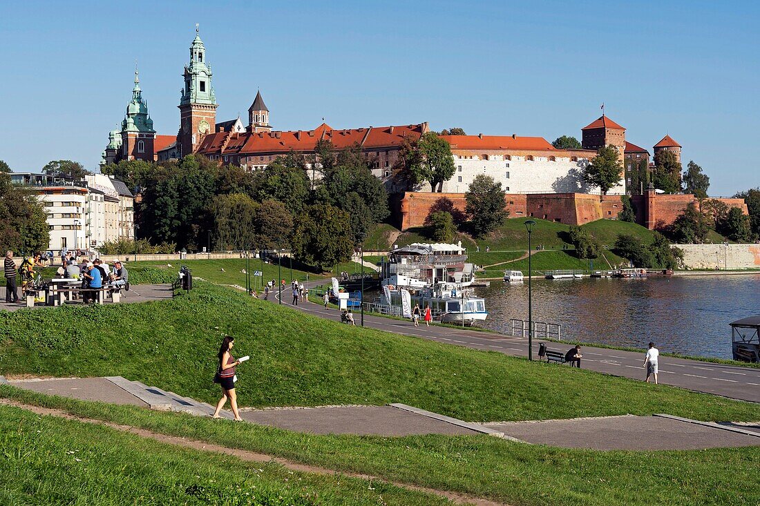 Polen,Woiwodschaft Kleinpolen,Krakau,Bezirk Stare Miasto,von der UNESCO zum Weltkulturerbe erklärt,die Weichsel und die Altstadt,Blick auf den Hügel und das Schloss Wawel und seine Kathedrale über der Weichsel