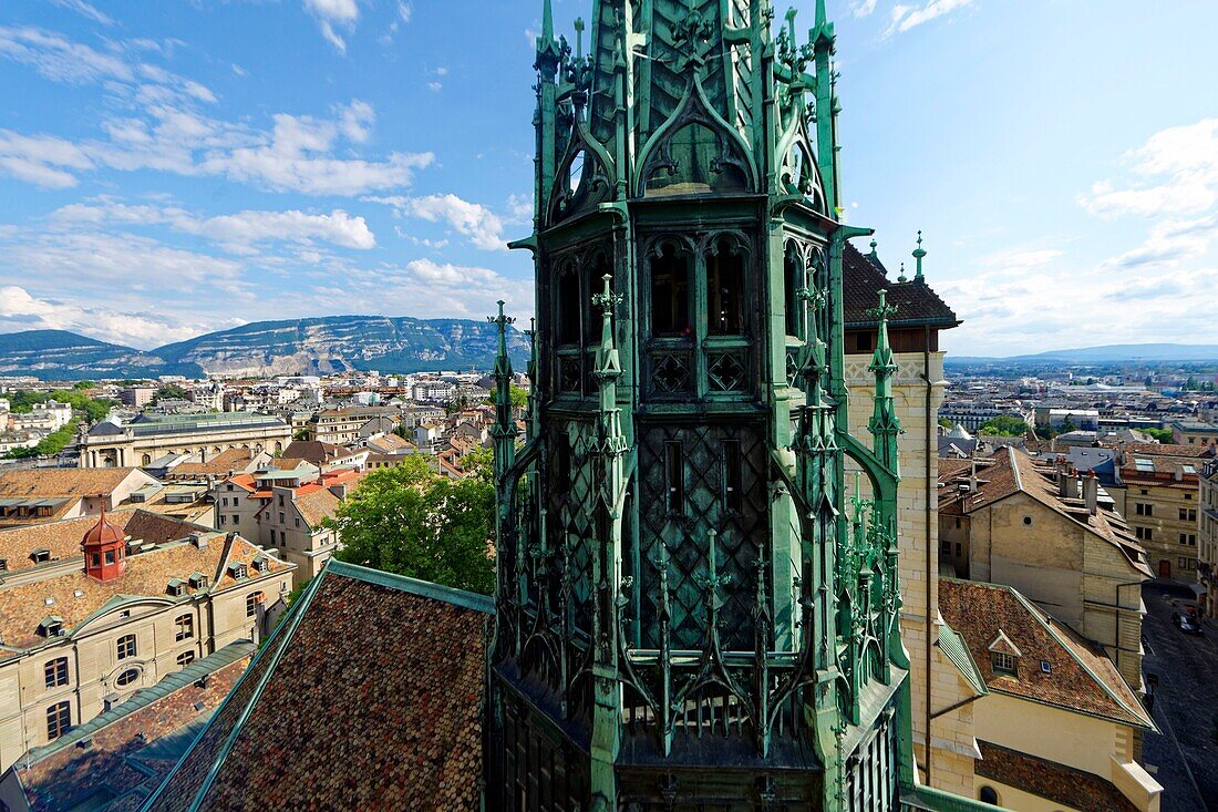 Schweiz,Genf,Altstadt,Kathedrale St. Pierre aus dem 13. Jahrhundert,die wichtigste protestantische Kirche seit 1535,Blick auf die Stadt vom Glockenturm,der Kupferpfeil