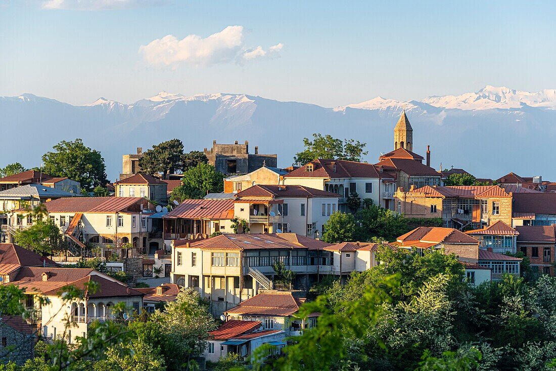 Georgien,Region Kachetien,Festungsdorf Sighnaghi,schneebedeckte Gebirgskette des Großen Kaukasus im Hintergrund