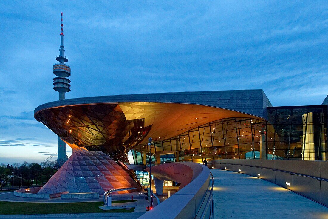 Deutschland,Bayern,München,BMW Welt,2007 eröffneter Showroom der aus München stammenden Marke,realisiert durch das Architekturbüro Coop Himmelb(l)au und den Olympiaturm