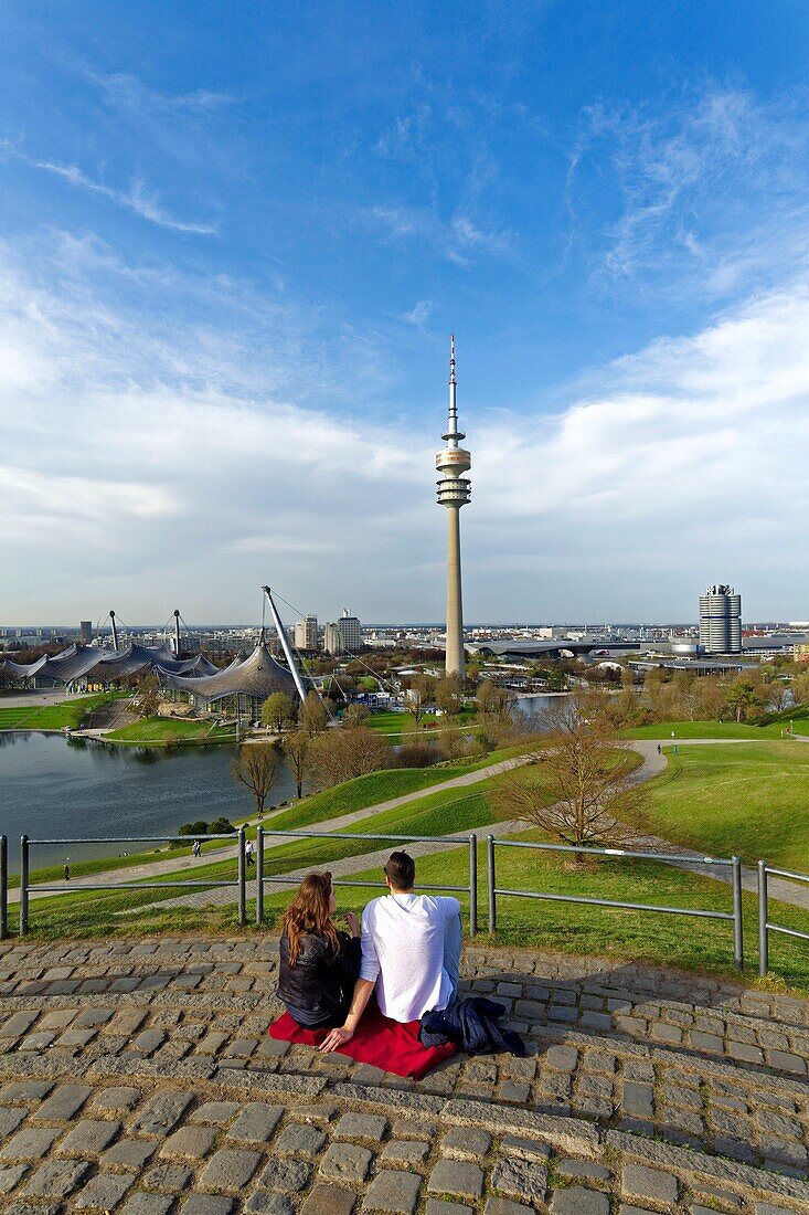 Deutschland,Bayern,München,Olympiapark mit dem Olympiastadion und dem Olympiaturm (Olympiaturm)