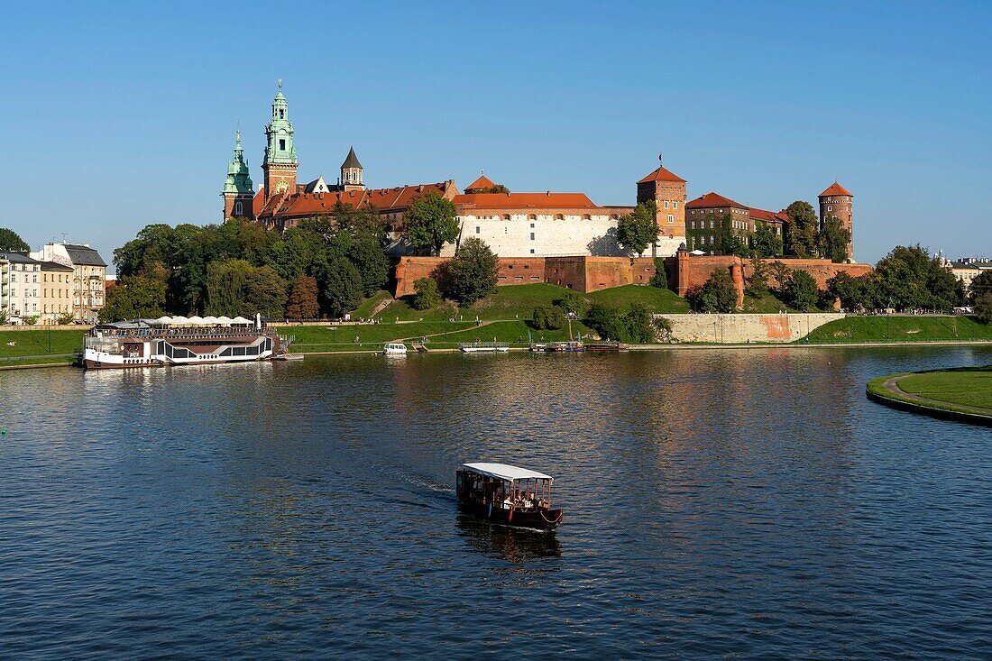 Poland, Voïvodie Lesser Poland, Krakow, Stare Miasto district, classified World Heritage by UNESCO, the Vistula and the Old Town, overlooking the hill and the castle of Wawel and its cathedral above the Vistula