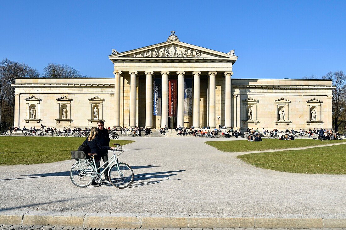 Deutschland,Bayern,München,Königsplatz,Glyptothek,1830 von König Ludwig I. von Bayern gegründetes Museum zur Aufnahme seiner Sammlungen griechischer und römischer Skulpturen,an die neoklassizistische Fassade gelehnter Arbeitsstudent