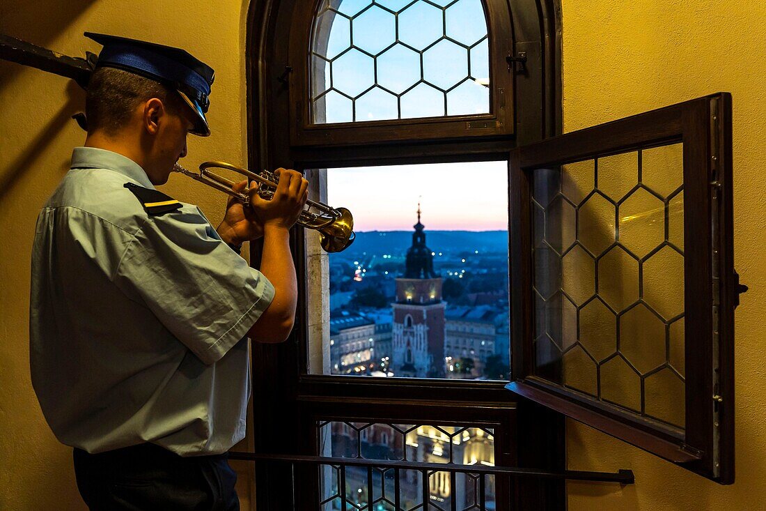 Poland, Voïvodie Lesser Poland, Krakow, Stare Miasto district, World Heritage Site, Old Town, fireman sounding the time change at the trumpet at the top of the belfry