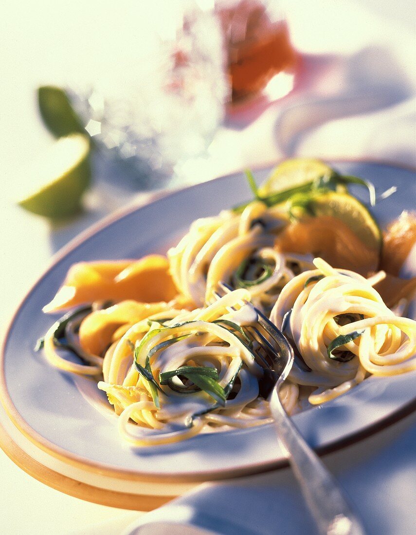 Spaghetti al salmone (Nudeln mit Lachs-Zitronen-Sauce)