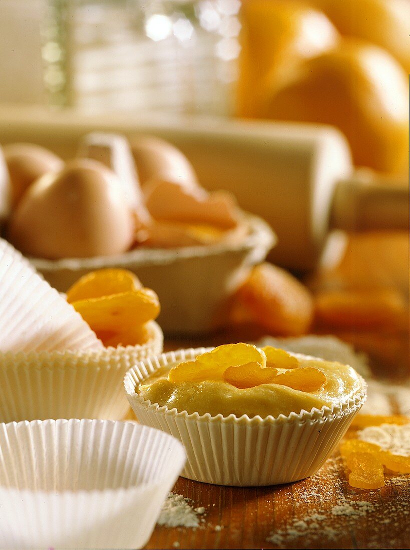 Aprikosen-Muffins vor dem Backen (Teig im Förmchen)