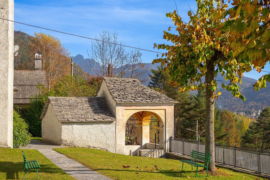 Kapelle in der Nähe des Lazzaretto di Prestinone,inmitten der Landschaft des Malers Carlo Fornara,Weg,Prestinone,Valle Vigezzo,Val d'Ossola,Verbania,Piemont,Italien,Europa