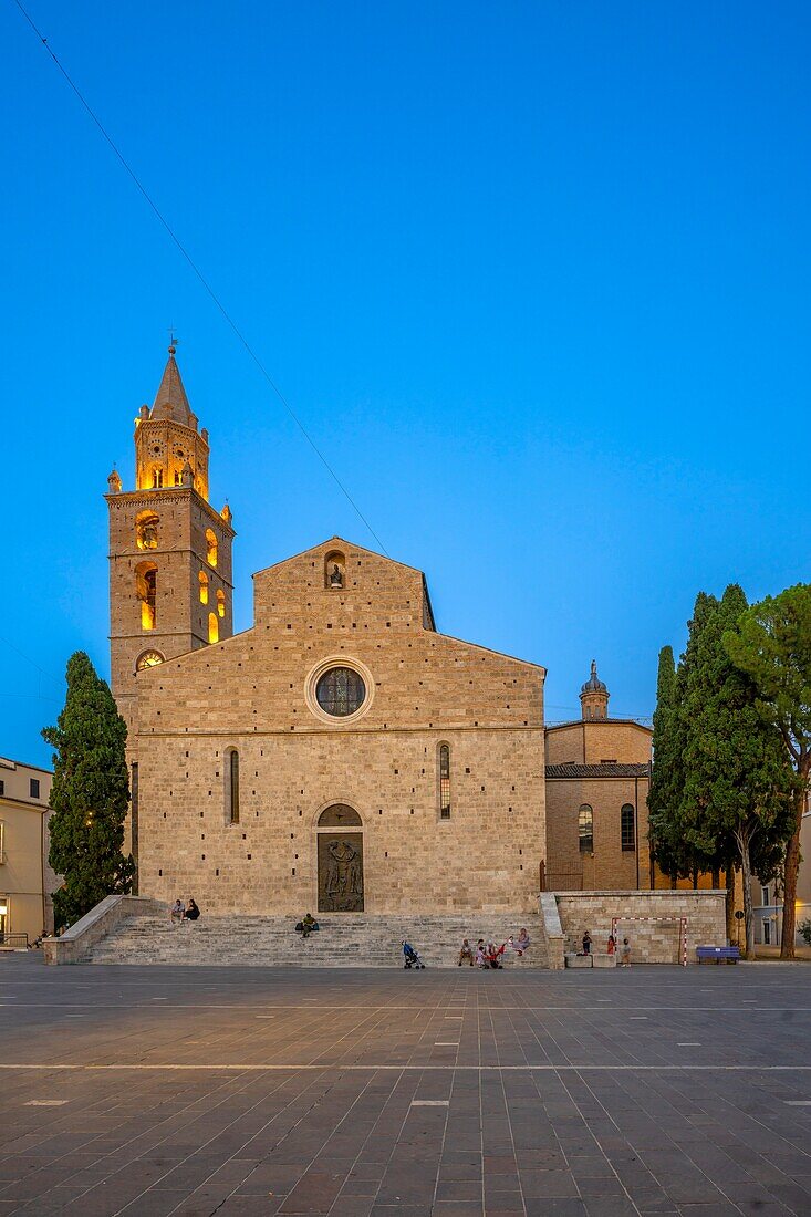 Facade of Piazza Martiri della Liberta, Cathedral of Santa Maria Assunta, Teramo, Abruzzo, Italy, Europe