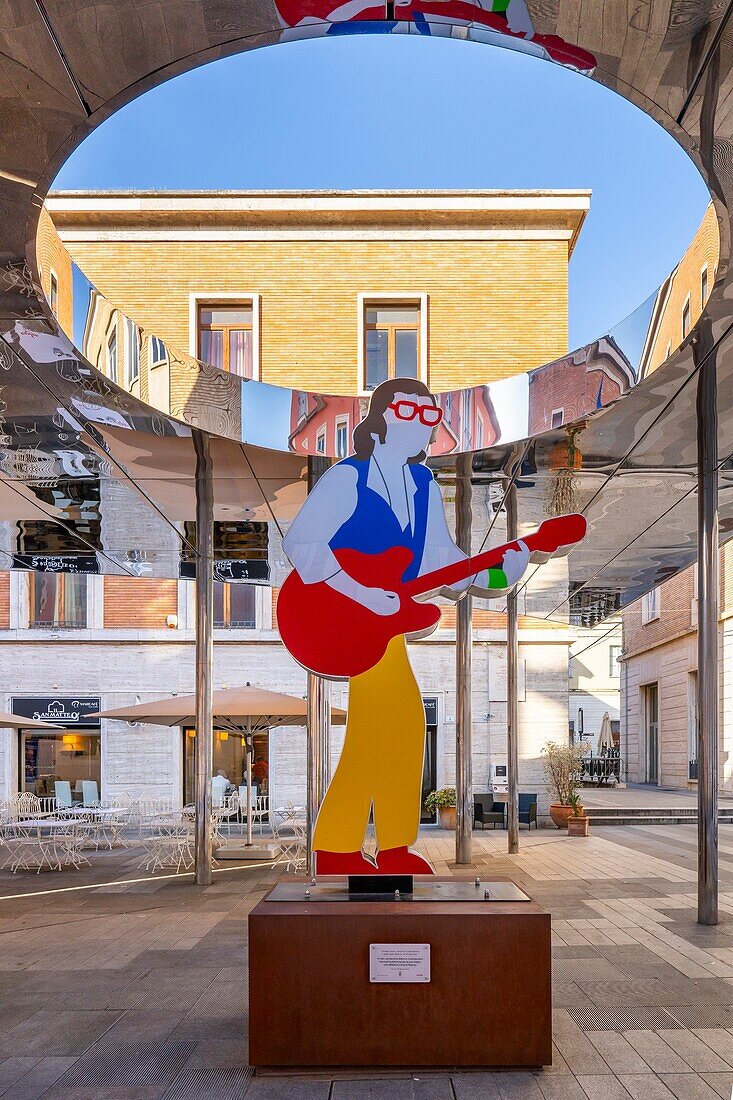 Marco Lodola,Pigro,Lichtskulptur zu Ehren von Ivan Graziani,2023,Largo San Matteo,Teramo,Abruzzen,Italien,Europa