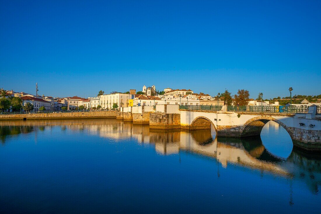 Blick auf den Gilao-Fluss und die römische Brücke,Tavira,Algarve,Portugal,Europa