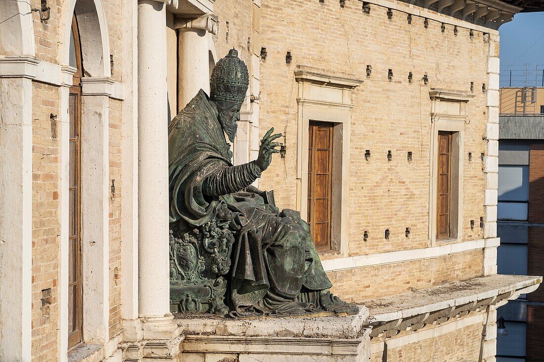 Accursio Baldi,genannt Sansovino,Statue von Sixtus V,1588,Palazzo dei Priori,Fermo,Ascoli Piceno,Marken,Italien,Europa