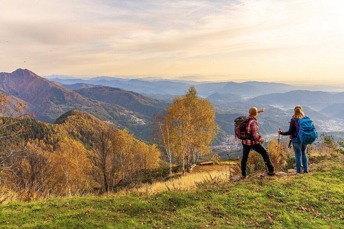 Couple with rucksacks, Oasi Zegna, Biella, Piedmont, Italy, Europe