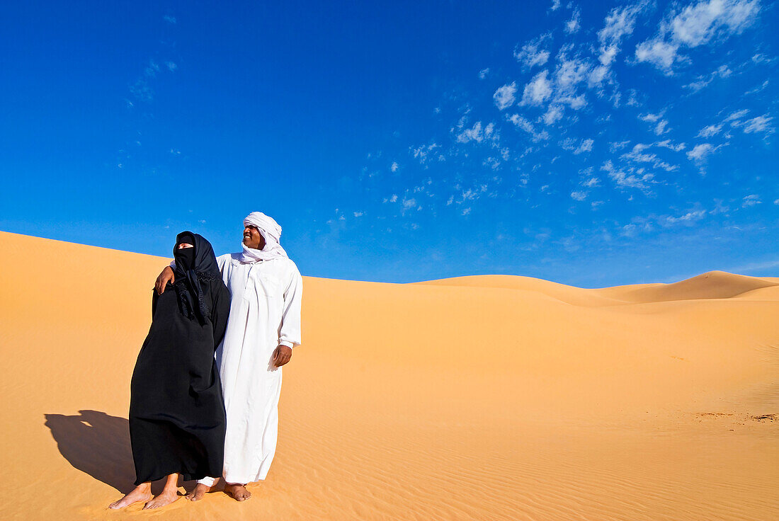 Arab couple in the desert, Erg Awbari, Sahara desert, Fezzan, Libya, North Africa, Africa