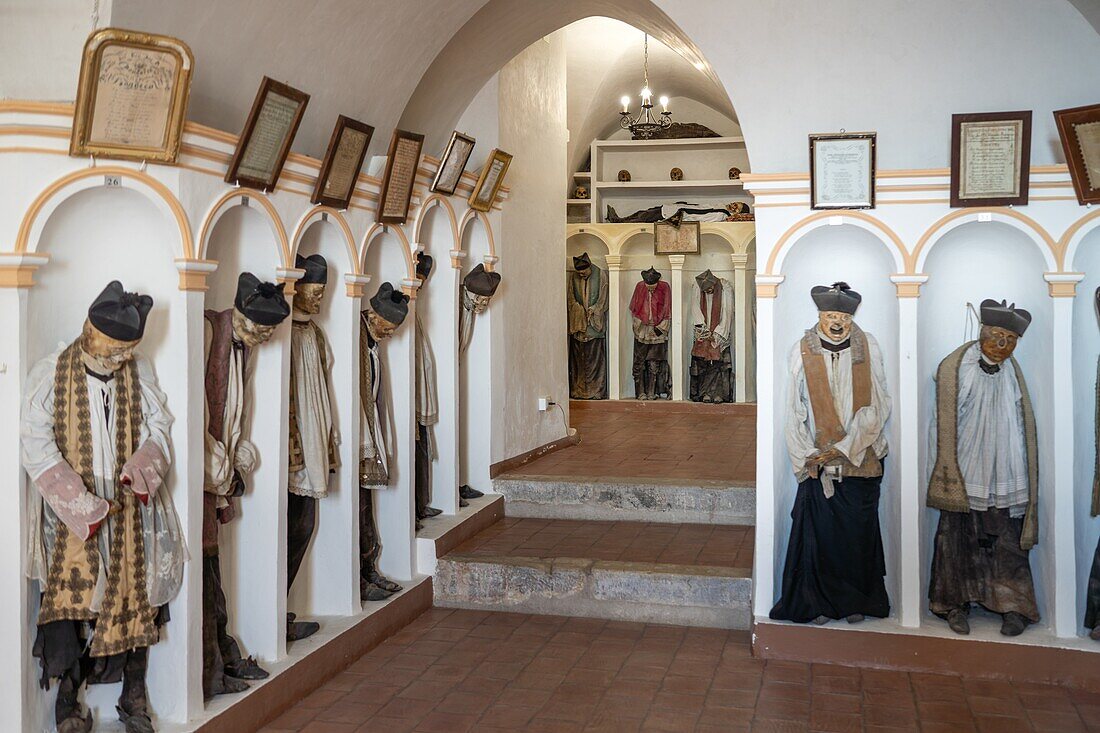 Parrini's Pit (Fossa dei Parrini) (Tombs of dead Priests) (Crypt of the Mummies), Mother Church, Gangi, Palermo, Sicily, Italy, Mediterranean, Europe