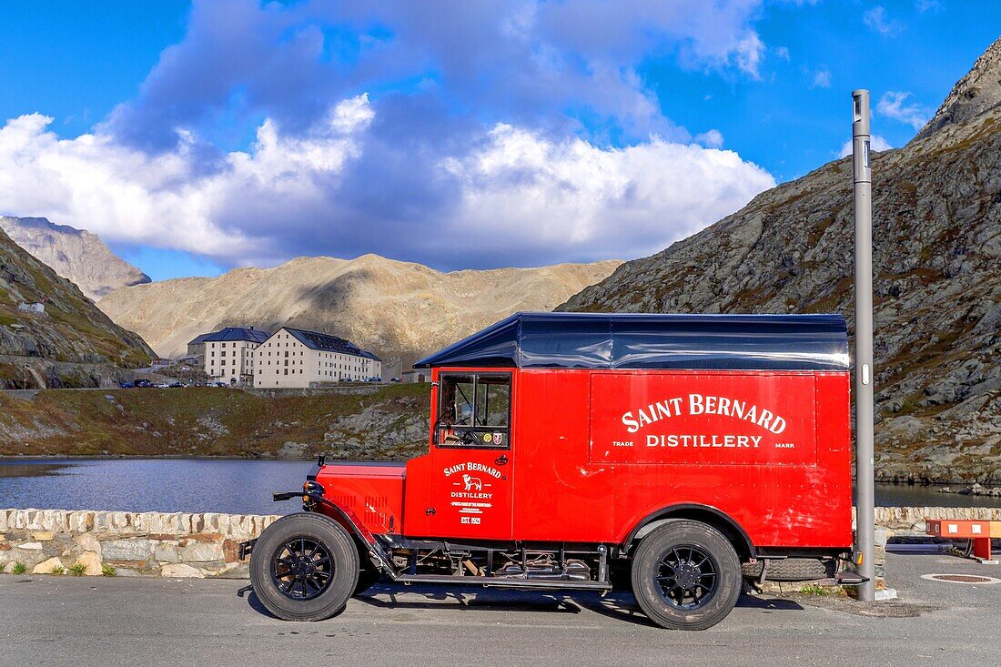 Alter roter Lieferwagen der Destillerie Saint Bernard,Colle del Gran San Bernardo,Aostatal,Italien,Europa