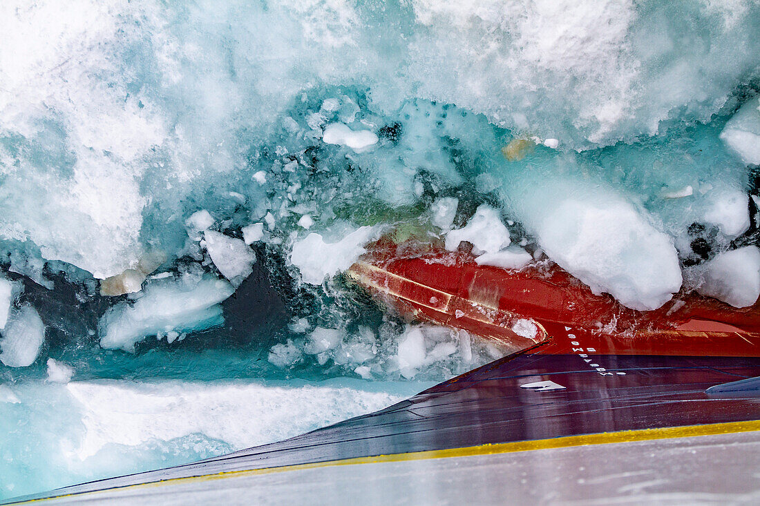 Das Lindblad Expeditionsschiff National Geographic Explorer schiebt sich durch das Eis im Svalbard Archipelago,Norwegen,Arktis,Europa