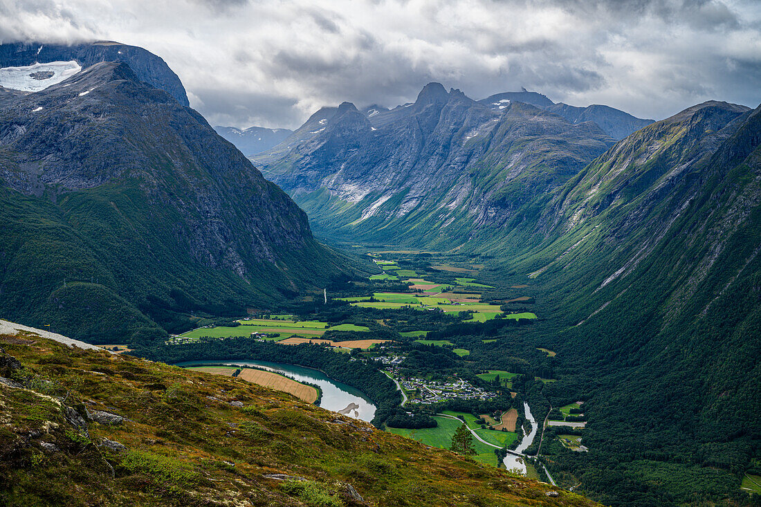 Blick über die bergige Landschaft um Andalsnes,More og Romsdal,Norwegen,Skandinavien,Europa