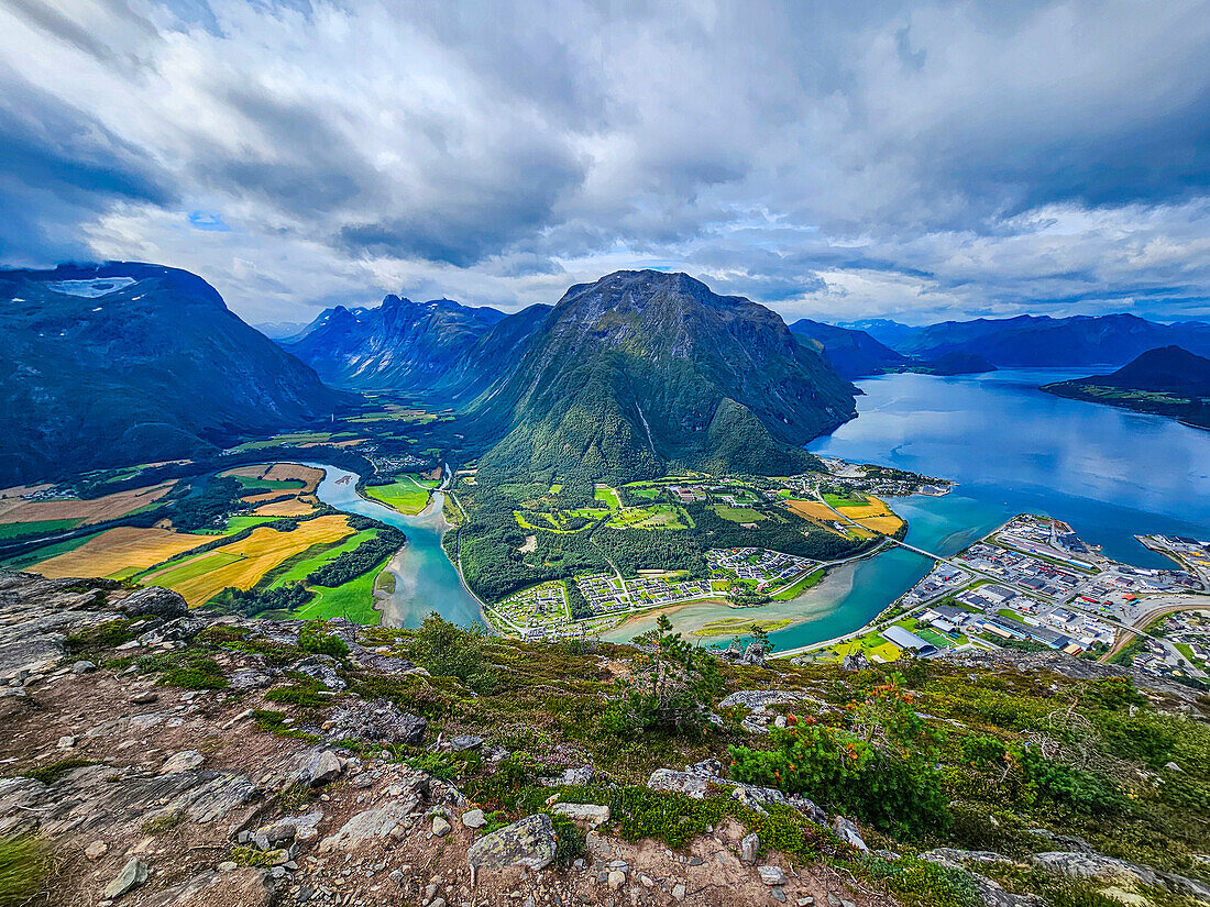 Blick über die bergige Landschaft um Andalsnes,More og Romsdal,Norwegen,Skandinavien,Europa