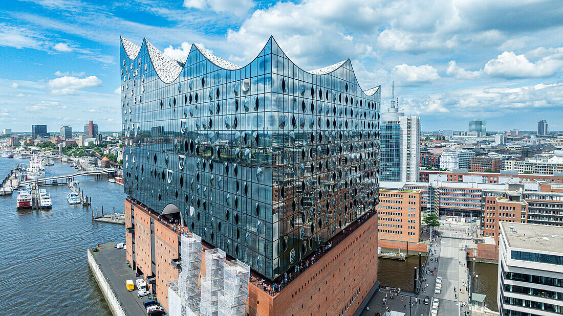 Luftaufnahme der Elbphilamonie,des Hamburger Opernhauses mit Blick auf Hamburg,Deutschland,Europa