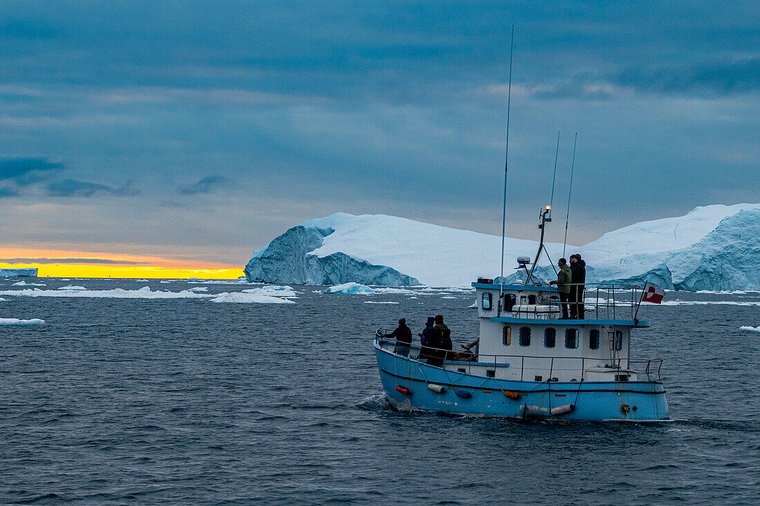 Kleines Boot zwischen den Eisbergen des Ilulissat-Eisfjords,UNESCO-Weltnaturerbe,Westgrönland,Dänemark,Polarregionen