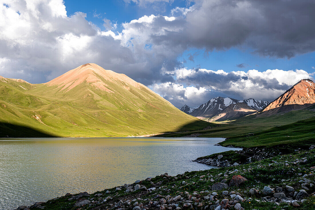 Kol-Ukok-Bergsee bei Sonnenuntergang,umgeben von grünen Bergen unter einem bewölkten Himmel,Kirgisistan,Zentralasien,Asien