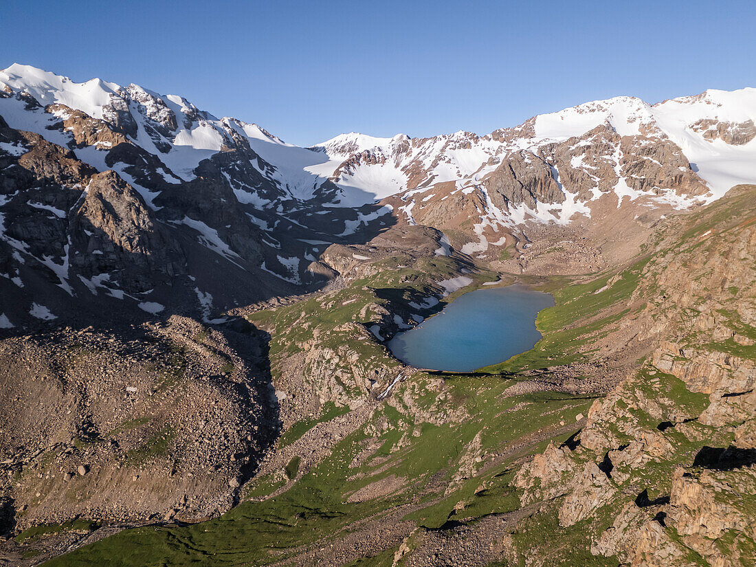 Schneebedeckte Gipfel und der Kol-Tor-See in einem üppigen Tal mit atemberaubender Landschaft,Kirgisistan,Zentralasien,Asien