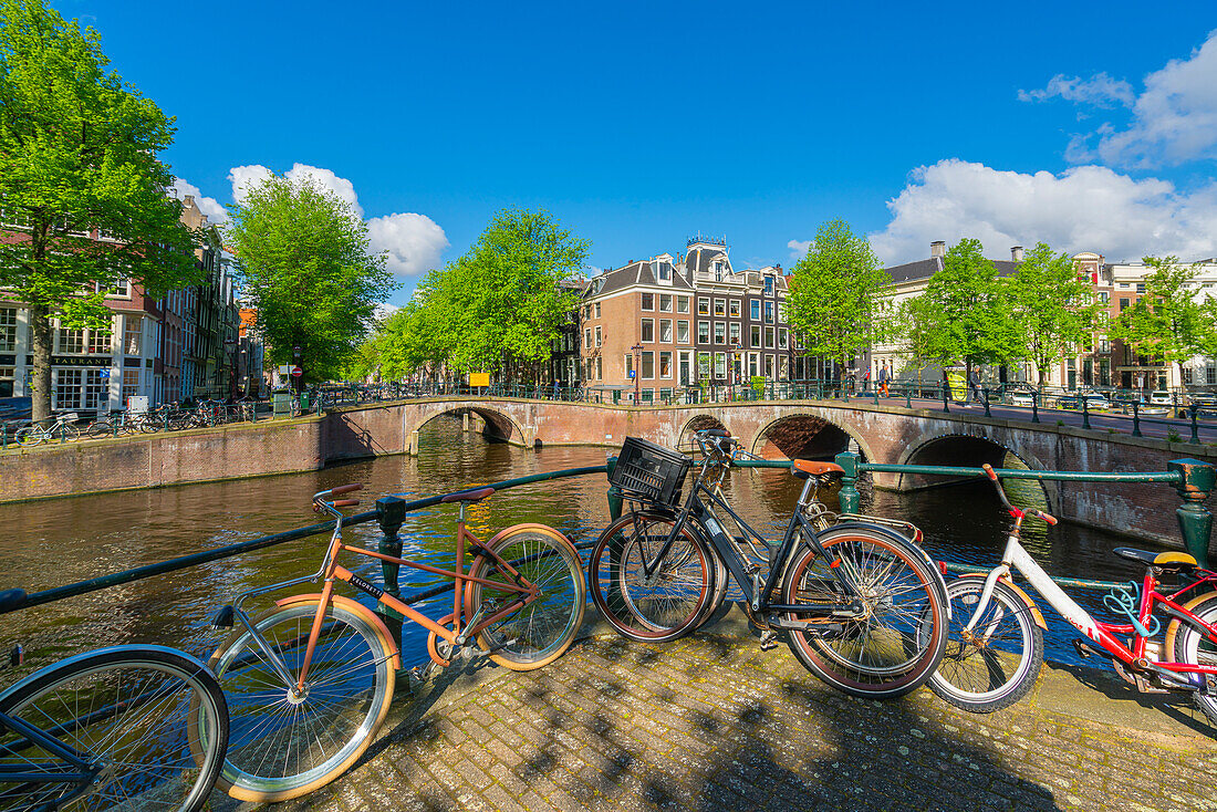 Fahrräder am Keizersgracht-Kanal,Amsterdam,Niederlande,Europa