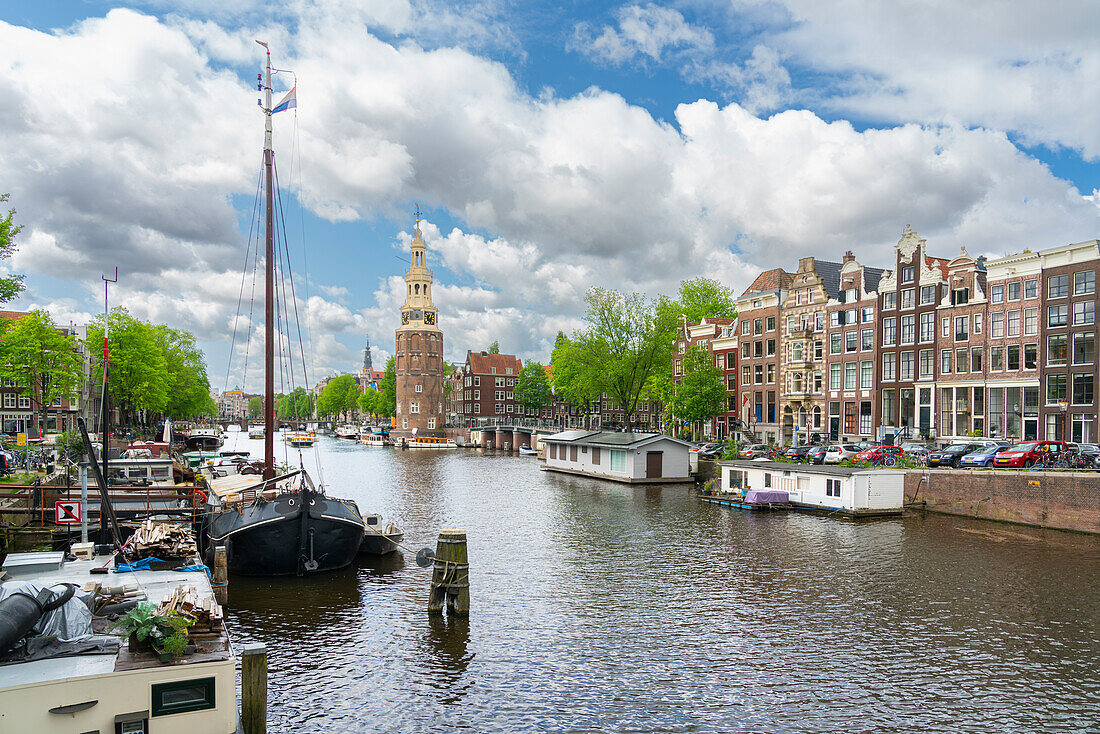 Oudeschans-Kanal und Montelbaanstoren-Turm im Hintergrund,Amsterdam,Niederlande,Europa