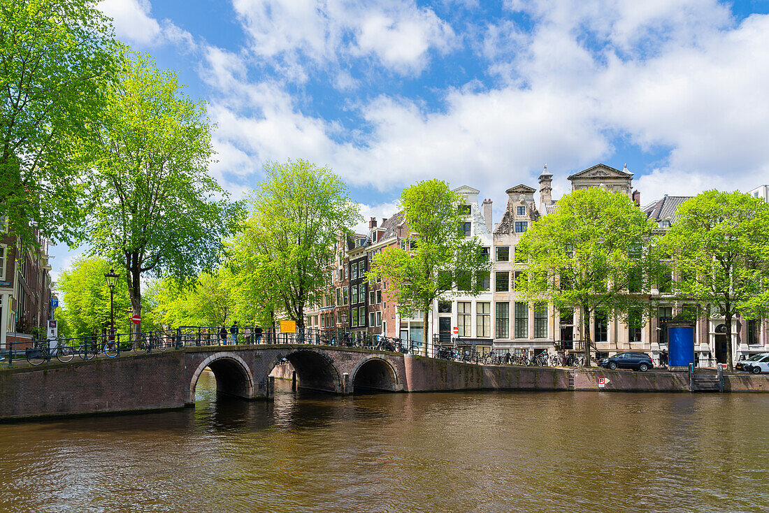 Bridge on intersection between Leidsegracht and Herengracht canals, Amsterdam, The Netherlands, Europe