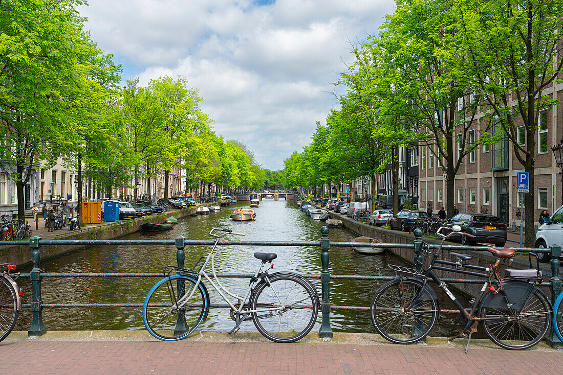 Fahrräder auf der Brücke über den Herengracht-Kanal,Amsterdam,Niederlande,Europa