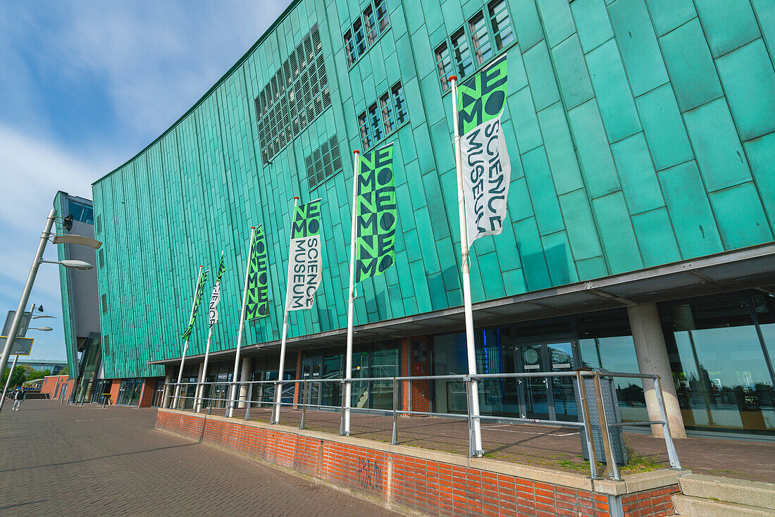 Flaggen vor dem NEMO-Wissenschaftsmuseum,Amsterdam,Niederlande,Europa